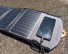Organiskt solbatteri lagrar solljus i över 48 timmar. På bilden: Choetechs bärbara solcellsladdare (Bildkälla: Allen Ngo, Notebookcheck)