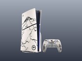PS5 och dess handkontroll med anpassade Ghost of Yotei-skins.