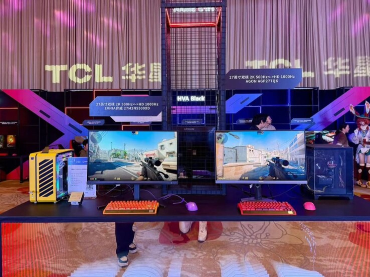 Philips Evnia 27M2N5500XD och AOC Agon AGP277QK visas upp. (Bildkälla: Philips)