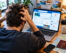 Person som sitter vid en bärbar dator och har problem med en resebokning