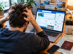 Person som sitter vid en bärbar dator och har problem med en resebokning