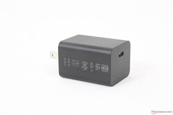 Mycket liten (~4,6 x 3,5 x 3 cm) 65 W universal USB-C AC-adapter