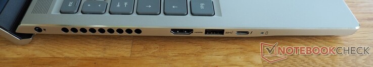 Vänster sida: Strömförsörjning, HDMI 2.0, USB-A 3.2 Gen 1, Thunderbolt 4 (inkl. DisplayPort)