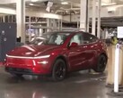 En Tesla Model Y som autonomt kör till parkeringsplatsen under en Giga Texas-fabriksrundtur av Lara Trump (Bildkälla: Tesla North America på X)