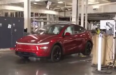 En Tesla Model Y som autonomt kör till parkeringsplatsen under en Giga Texas-fabriksrundtur av Lara Trump (Bildkälla: Tesla North America på X)