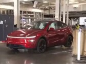 En Tesla Model Y som autonomt kör till parkeringsplatsen under en Giga Texas-fabriksrundtur av Lara Trump (Bildkälla: Tesla North America på X)