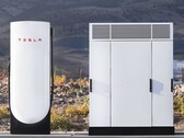 En Tesla V4 Supercharger och ett skåp (Bildkälla: Tesla)