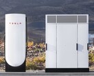 En Tesla V4 Supercharger och ett skåp (Bildkälla: Tesla)