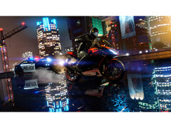 En skärmdump tagen från GTA V Enhanced som visar upp den nyligen tillagda strålspårningen. En cykel åker genom en hal gata på natten, med en polisbil tätt bakom. (Bildkälla: Steam)