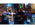 En skärmdump tagen från GTA V Enhanced som visar upp den nyligen tillagda strålspårningen. En cykel åker genom en hal gata på natten, med en polisbil tätt bakom. (Bildkälla: Steam)