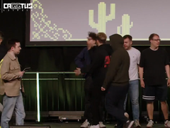 En skärmdump av klippet som visar MAUschine slå Spidergum