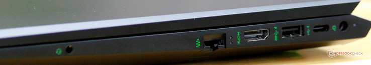 Höger: Hörlurar, Ethernet, HDMI 1.4, USB 3.0 (Gen 1) Typ A, USB 3.0 (Gen 1) Typ C, DC-in