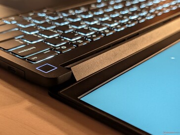 Välbekanta gångjärn och fyrkantig strömknapp