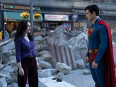 Lois Lane och Superman tar en paus bland ruinerna i Metropolis (Bildkälla: Warner Bros. Pictures / Jessica Miglio via Batman News)