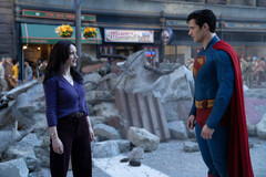 Lois Lane och Superman tar en paus bland ruinerna i Metropolis (Bildkälla: Warner Bros. Pictures / Jessica Miglio via Batman News)
