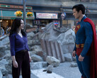 Lois Lane och Superman tar en paus bland ruinerna i Metropolis (Bildkälla: Warner Bros. Pictures / Jessica Miglio via Batman News)