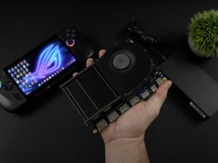 Strömförsörjningen till eGPU:n är nästan lika stor som själva enheten. (Bildkälla: ETA Prime)