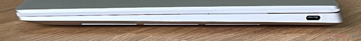 Höger sida: USB-C 4.0 med Thunderbolt 4 (40 GBit/s, DisplayPort ALT-läge 2.1, Power Delivery)