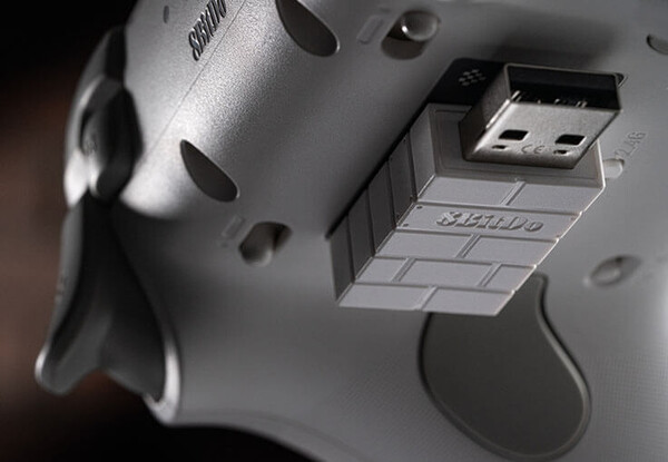 2.4GHz-adaptern fästs magnetiskt på undersidan av den trådlösa handkontrollen Ultimate 3C+.