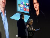 Huang tar emot Surface RT: Bakom den finns ett foto av presentationen från 2012.