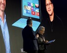 Huang tar emot Surface RT: Bakom den finns ett foto av presentationen från 2012.