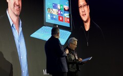 Huang tar emot Surface RT: Bakom den finns ett foto av presentationen från 2012.