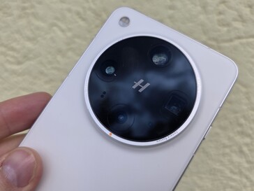 Oppo Find X8 Ultra i recension. (Bildkälla: Marcus Herbrich/Notebookcheck)