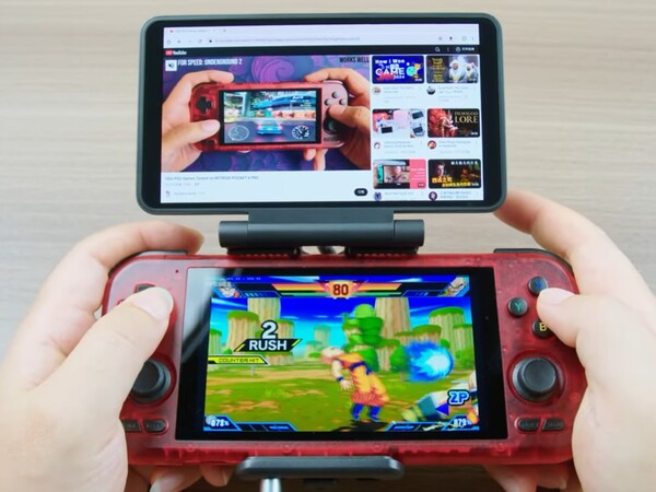 En stillbild från en video som visar tillägget Dual Screen i användning med en Retroid Pocket 4 Pro. (Bildkälla: Retroid)
