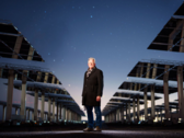 (På bilden) Forskaren John Sandusky bland heliostater vid National Solar Thermal Test Facility (New Mexico). (Bildkälla: Craig Fritz)
