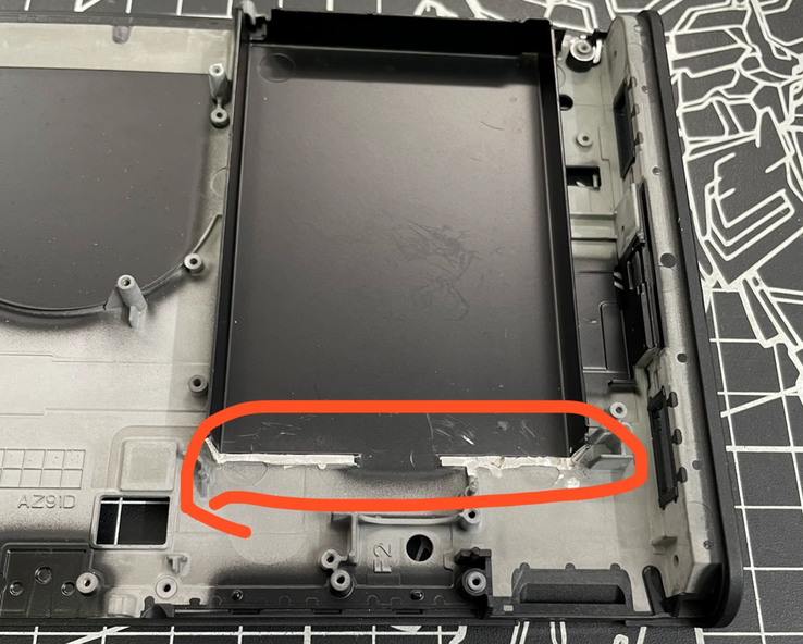 Det område på delen som måste skäras bort på en Switch 2 för att det nya batteriet ska passa