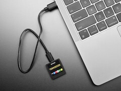 TermDriver 2 USB-till-seriell adapter som visar seriella data i realtid på den inbyggda displayen