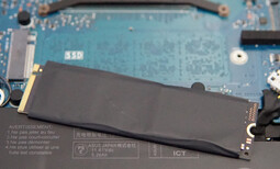 SSD-enheten är säkert inkapslad för bättre värmeavledning