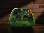 8BitDos Ultimate Charging Dock för Xbox-kontroller har samma genomskinliga gröna färg som den ursprungliga Xbox/