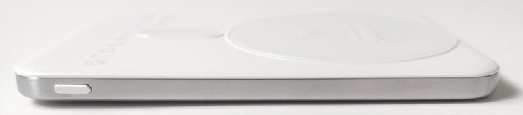 Strömknapp på vänster kant.