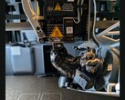 En blobb av filament på 3D-skrivarens munstycke från Bambu Lab