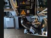 En blobb av filament på 3D-skrivarens munstycke från Bambu Lab