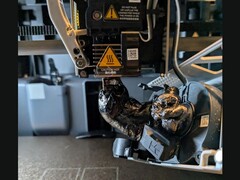 En blobb av filament på 3D-skrivarens munstycke från Bambu Lab