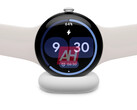 "Pixel Watch 4" på en laddare. (Bildkälla: Android Headlines)
