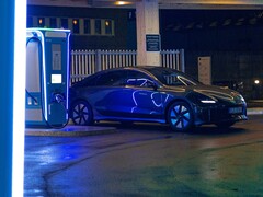 En Hyundai EV som laddas vid en modern laddstation (Bildkälla: Yrka Pictured via Unsplash; beskuren)