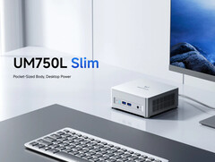 Minisforum UM750L Slim finns i ett silverfärgat alternativ med en kontrasterande strömknapp. (Bildkälla: Minisforum)