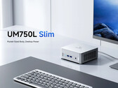 Minisforum UM750L Slim finns i ett silverfärgat alternativ med en kontrasterande strömknapp. (Bildkälla: Minisforum)