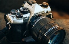 OM System relanserar OM-5 med USB-C och ergonomiska förbättringar. (Bildkälla: OM System)