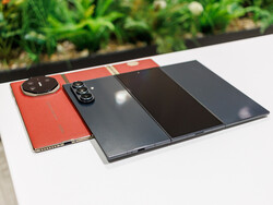 Huawei Mate XT (nedan) och Samsung Galaxy Z TriFold