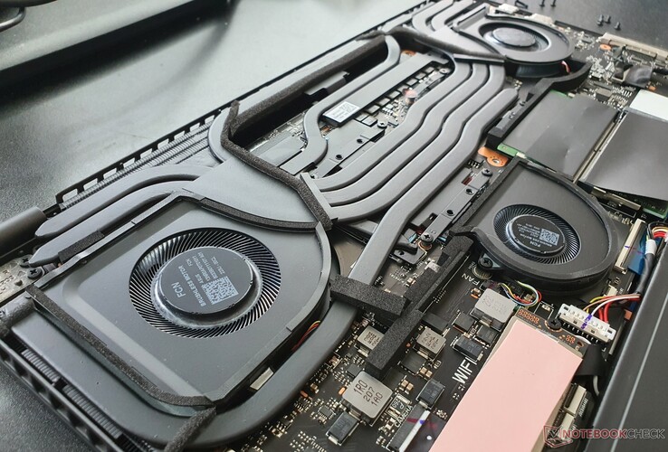 Kylsystem: 3 fläktar (för GPU, CPU och för systemet), 5 heatpipes, flytande metall och riktat luftflöde
