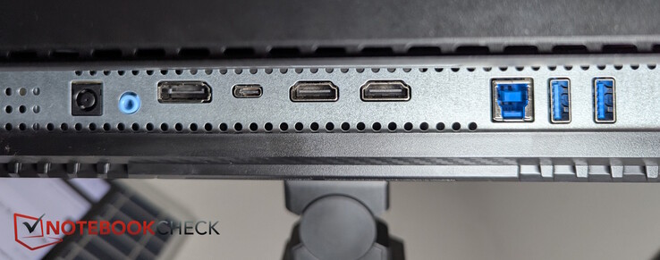 Från vänster till höger: AC, ljudutgång, DisplayPort, USB-C, 2x HDMI, USB-B, 2x USB-A