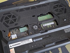 Raider 16 HX Max med den nedre underpanelen borttagen, vilket avslöjar SODIMM- och SSD-platserna