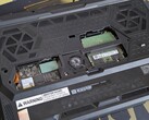 Raider 16 HX Max med den nedre underpanelen borttagen, vilket avslöjar SODIMM- och SSD-platserna