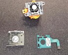 Nedmontering av Nintendo Switch 2 Joy-Con 2 som visar komponenterna i den analoga spaken. (Bildkälla: moshi_yo på Reddit)