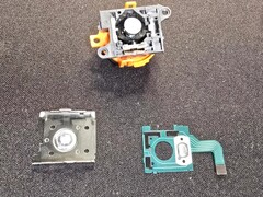 Nedmontering av Nintendo Switch 2 Joy-Con 2 som visar komponenterna i den analoga spaken. (Bildkälla: moshi_yo på Reddit)