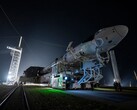 Falcon 9-raketen en SpaceX Dragon rymdfarkost för lanseringen på väg till lanseringsrampen (Bildkälla: SpaceX)